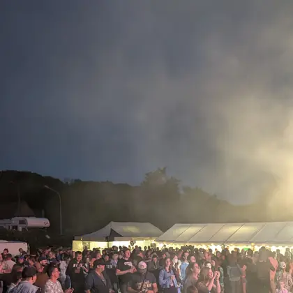 Foule devant la scène, Du Son dans Loison